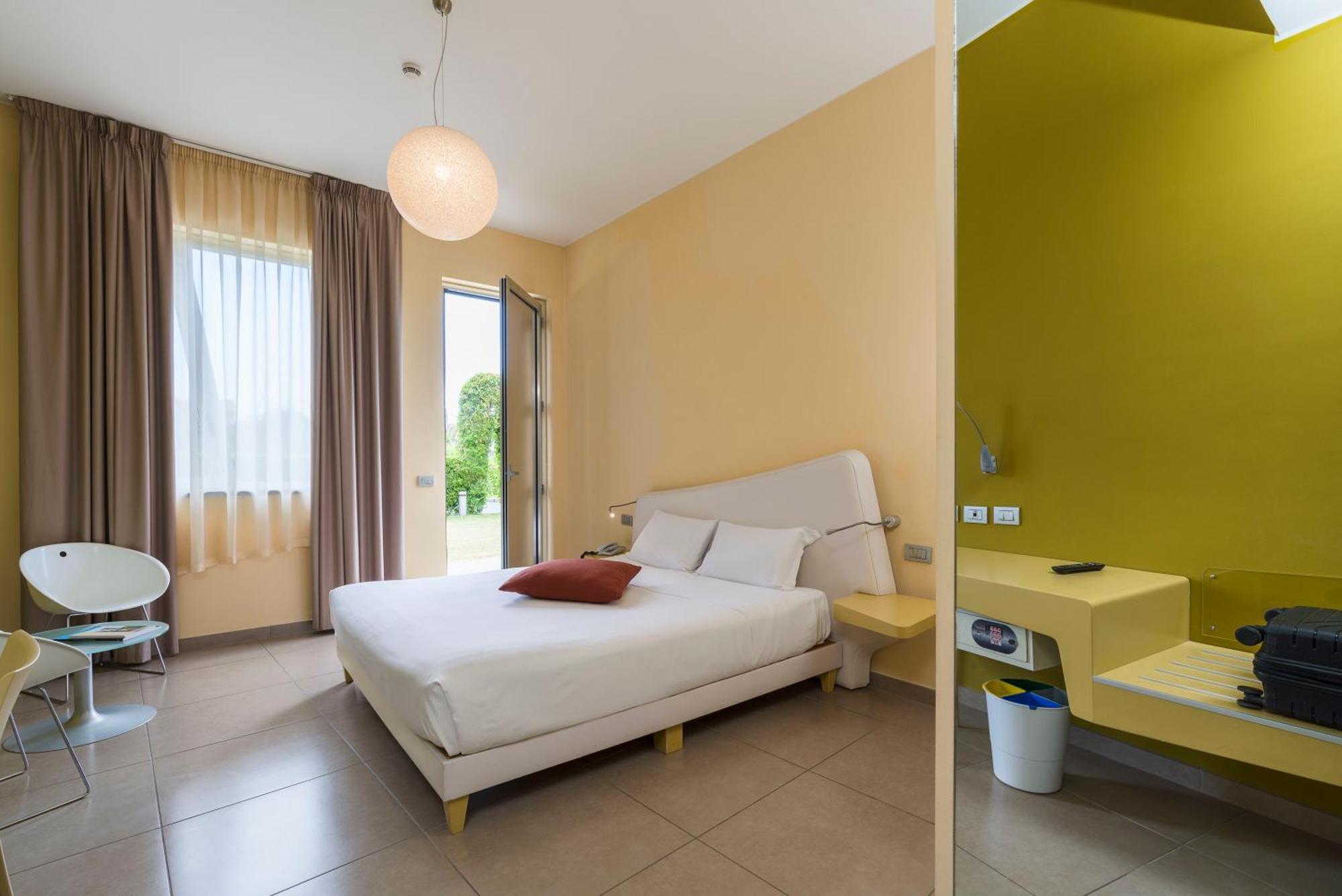 Hotel Ibis Styles Catania 4*